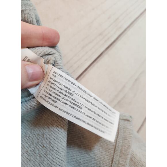 Abercrombie & Fitch Women's Gray Soft A&F‎ Cozy V-Neck Cropped Sweater Size S - Picture 4 of 6